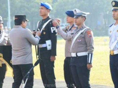 Kapolda Jatim, Irjen Pol Toni Hermanto menyematkan pin kepada petugas TNI, Lantas yang ditandai dimulainya Ops Zebra Semeru di Mapolda