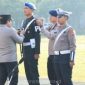 Kapolda Jatim, Irjen Pol Toni Hermanto menyematkan pin kepada petugas TNI, Lantas yang ditandai dimulainya Ops Zebra Semeru di Mapolda