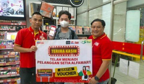 Deputy Branch Manager Alfamart Jember Anton Widodo bersama konsumen yang beruntung