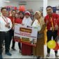 Kru Alfamart saat foto bersama dengan salah satu Konsumen yang mendapatkan Voucher belanja Gratis