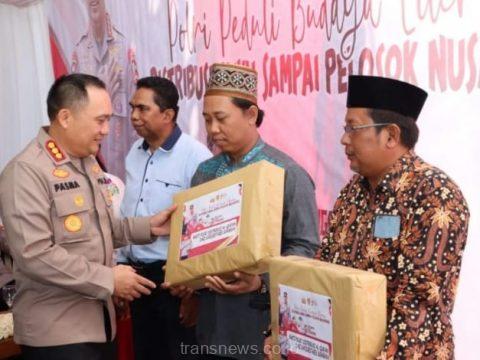 Jumat Curhat, Polrestabes Surabaya Berbagi Ribuan Buku dan Kitab Suci Untuk Warga