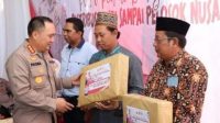 Kapolrestabes Surabaya Kombes Pol. Pasma Royce berbagi buku bacaan dan kitab suci, saat kegiatan Jum'at Curhat di Kelurahan Tubanan, Tandes, Surabaya, Jum'at (1/9).