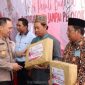 Kapolrestabes Surabaya Kombes Pol. Pasma Royce berbagi buku bacaan dan kitab suci, saat kegiatan Jum'at Curhat di Kelurahan Tubanan, Tandes, Surabaya, Jum'at (1/9).
