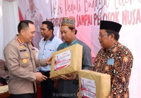 Jumat Curhat, Polrestabes Surabaya Berbagi Ribuan Buku dan Kitab Suci Untuk Warga
