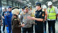 Kapolda jawa timur lrjen Pol. Dr. Toni Harmanto 
 MH., bersama kejati jawa timur, Mia Amiati,dan Kakawil Direktorat Jendral Bea Cukai Jatim I, Untung Basuki
