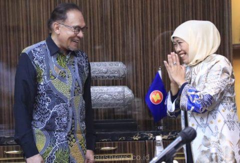 Gubernur Jawa Timur, Khofifah Indar Parawansa, secara khusus memenuhi undangan pertemuan silaturahmi antara tokoh perwakilan sebelas tokoh Islam dengan Perdana Menteri (PM) Malaysia YAB. Dato' Seri Anwar Ibrahim di Hotel Four Season Jakarta, Senin (4/9/2023) malam