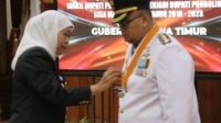 Gubernur Jawa timur Khofifah Indar Parawansa, saat melantik Timbul Prihanjoko menjadi Bupati Probolinggo di gedung Grahadi Surabaya. Rabu (6/9).