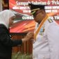 Gubernur Jawa timur Khofifah Indar Parawansa, saat melantik Timbul Prihanjoko menjadi Bupati Probolinggo di gedung Grahadi Surabaya. Rabu (6/9).