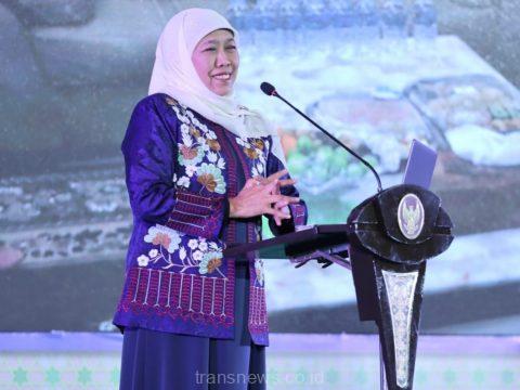 Gubernur Jawa timur Khofifah Indar parawansa, saat memberi kuliah umum pada Mahasiswa Penerima Beasiswa dari Pemprov Jatim di Dyandra Convention Center Surabaya, Rabu (6/9/2023).