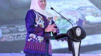 Gubernur Jawa timur Khofifah Indar parawansa, saat memberi kuliah umum pada Mahasiswa Penerima Beasiswa dari Pemprov Jatim di Dyandra Convention Center Surabaya, Rabu (6/9/2023).