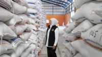 Gubernur Jatim Khofifah Indar Parawansa, saat meninjau stok beras di Bulog Buduran, Sidoarjo, Rabu (6/9/2023)
