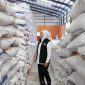 Gubernur Jatim Khofifah Indar Parawansa, saat meninjau stok beras di Bulog Buduran, Sidoarjo, Rabu (6/9/2023)