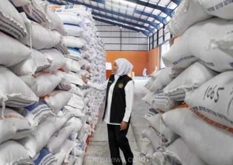 Gubernur Jatim Khofifah Indar Parawansa, saat meninjau stok beras di Bulog Buduran, Sidoarjo, Rabu (6/9/2023)