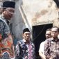 Bupati Sidoarjo Muhdlor Ali, saat meninjau rumahnya Sunaryo warga RT 11 desa Sepande kecamatan Candi yang terbakar, Kamis (7/9)