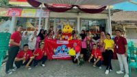 Foto bersama dengan boneka Albi
