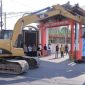 Pembongkaran Tugu perguruan silat PSHT oleh Warga dengan menggunakan Excavator di depan pintu Gerbang jalan Sultan Agung Desa Kertobanyon, Madiun, Jum'at (5/9/2023)