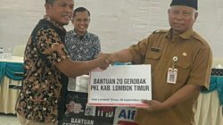 Branch Manager Alfamart Lombok Muhson menyerahkan bantuan gerobak ke Bupati Lombok Timur M. Sukiman Azmy di Pendopo Bupati Lombok Timur.