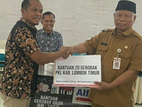 Branch Manager Alfamart Lombok Muhson menyerahkan bantuan gerobak ke Bupati Lombok Timur M. Sukiman Azmy di Pendopo Bupati Lombok Timur.