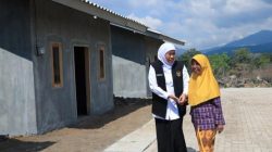 Gubernur Jatim Khofifah Indar Parawansa, saat meresmikan Hunian tetap relokasi rumah paska bencana banjir bandang di Kecamatan Ijen, Bondowoso, Kamis (21/9/2023)
