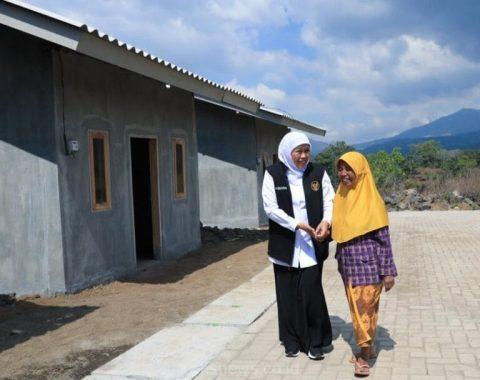 Gubernur Jatim Khofifah Indar Parawansa, saat meresmikan Hunian tetap relokasi rumah paska bencana banjir bandang di Kecamatan Ijen, Bondowoso, Kamis (21/9/2023)