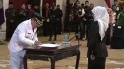 Gubernur Jawa timur Khofifah Indar Parawansa, saat melantik Dr. Andriyanto, SH, M.Kes sebagai Pj Bupati Pasuruan di Gedung Grahadi Surabaya, Minggu (24/9/2023)