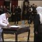 Gubernur Jawa timur Khofifah Indar Parawansa, saat melantik Dr. Andriyanto, SH, M.Kes sebagai Pj Bupati Pasuruan di Gedung Grahadi Surabaya, Minggu (24/9/2023)