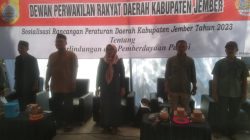 Anggota DPRD Kabupaten Jember Dewi Asmawati saat Raperda tentang perlindungan dan perdayaan Petani