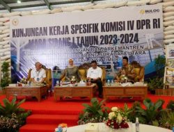 Komisi IV DPR RI bersama Bupati Sidoarjo, saat meninjau gudang Bulog di Buduran, Sidoarjo, Rabu (27/9)