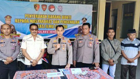 Penyerahan sepeda motor oleh Wakapolres Jember Kompol Hendry lbnu lndanto SIK. SH.