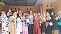 Foto bareng Majelis Taklim Qurrota Ayun