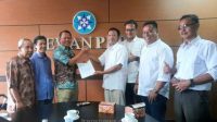 Penyerahan berkas SWI menjadi Konstituen Dewan Pers, diserahkan oleh Sekjen SWI Herry, diterima Ketua Komisi Ratifikasi Organisasi Pers Atmaji Sapto Anggoro