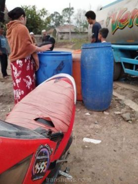 Peduli Warga Rumpin Kab. Bogor yang Kekeringan, Alumni IISIP 95 Berbagi Air Bersih