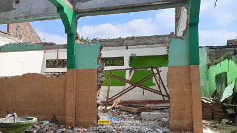 Ruang kelas Madrasah ibtidaiyah negeri yang sudah dibongkar, Kamis (7/10/2023).