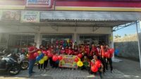 Sebelum ronda sore dimulai seluru karyawan Alfamart dokumentasi di depan Alfamart cabang Lombok