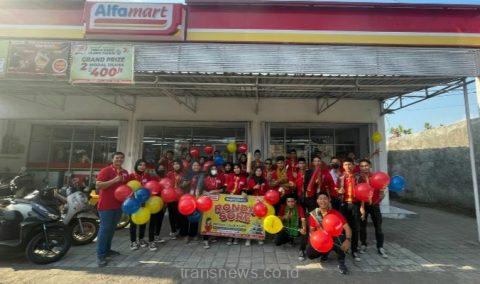 Sebelum ronda sore dimulai seluru karyawan Alfamart dokumentasi di depan Alfamart cabang Lombok