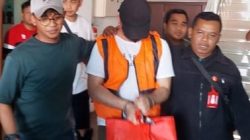 Harto Nurcahyo (36) warga Gubeng Surabaya, saat diringkus tim pemburu koruptor Kejaksaan Negeri Gresik di Apartemen Gading Icon, Pulogadung, Jakarta, Jumat (12/10/2023)