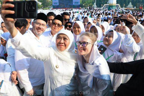 Gubernur Khofifah (tengah) dalam peringatan Hari Santri 2023 di Kota Surabaya, Minggu (22/10/2023).