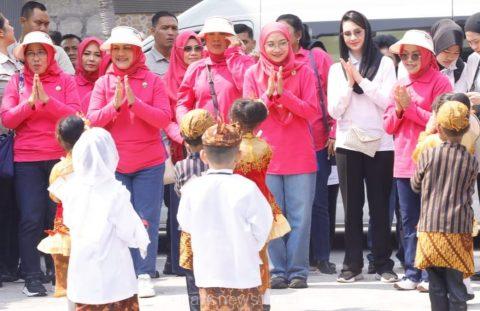 Arumi Dampingi Kunjungan Kerja Ibu Negara di SDN PAKIS III/370 Surabaya