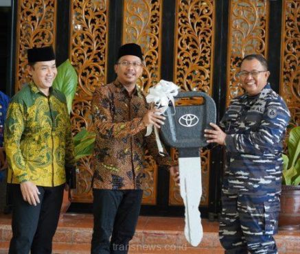 Bupati Sidoarjo Serahkan Hibah 11 Unit Mobil Operasional Untuk TNI AL