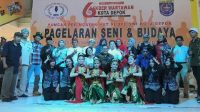 Jajaran Pengurus Sekber Wartawan Kota Depok foto bersama pendudung acara puncak peringatan HUT ke 6 SWKD di Detos, Sabtu (28/10/2023).