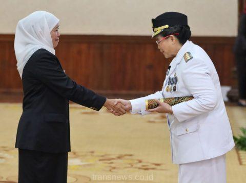 Gubernur Jawa Timur, Khofifah Indar Parawansa melantik Dr Ir Zanariah MSi sebagai Penjabat (Pj) Walikota Kediri di Gedung Negara Grahadi, Surabaya, Jumat (3/11/2023).