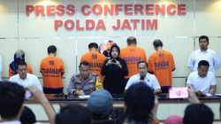 Lima tersangka mafia tanah, saat diamankan Direskrimum Polda Jatim. Senin (6/11/2024)