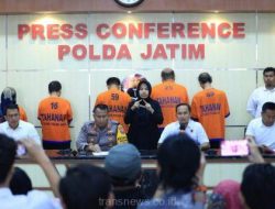 Lima tersangka mafia tanah, saat diamankan Direskrimum Polda Jatim. Senin (6/11/2024)