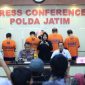 Lima tersangka mafia tanah, saat diamankan Direskrimum Polda Jatim. Senin (6/11/2024)