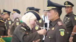 Kepala Kejaksaan Tinggi Jawa timur Dr. Mia Amiati saat memimpin Sertijab di Aula Sasana Kantor Kejati Jatim, Selasa (7/11/2023)