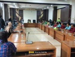 Komisi i DPRD Kabupaten Pasuruan, Jawa timur saat dengar pendapat bersama Cakades Desa Beji Kecamatan Beji Kabupaten Pasuruan, Kamis (9/11/2023)