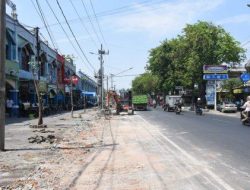Tampak Excavator sedang membongkar Pagar depan Pasar Larangan