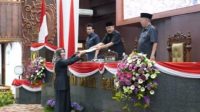 Anggota Banggar DPRD Jatim, Khofidah menyerahkan laporan 
RAPBD Jatim 2024 ke Pimpinan DPRD Jatim, Achmad Iskandar yang disaksikan oleh Wagub Jatim, Emil Elestianto Dardak.