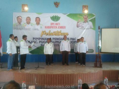Sekertaris DPC Kabupaten Jember Hendro Kartiko saat melantik PAC HKTI Kecamatan