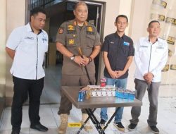 Kepala Satpol PP Kabupaten Sidoarjo, Drs Yani Setyawan, M.M bersama tim Pelaksanaan Pemeriksaan Bea Cukai saat konferensi pers razia rokok tanpa cukai, Selasa (14/11/223)